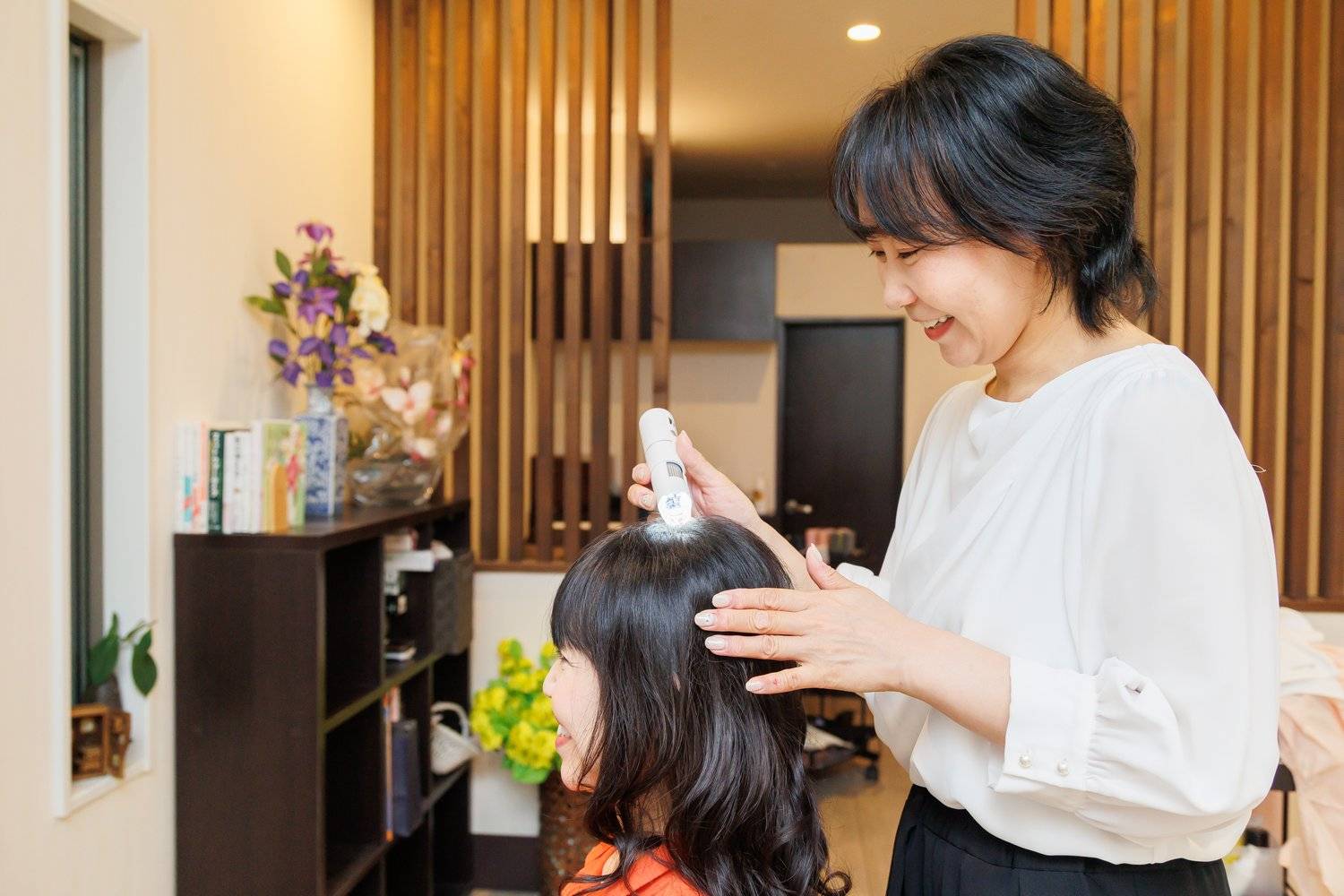 丁寧な増毛エクステ装着施術風景｜一本一本確かな技術で