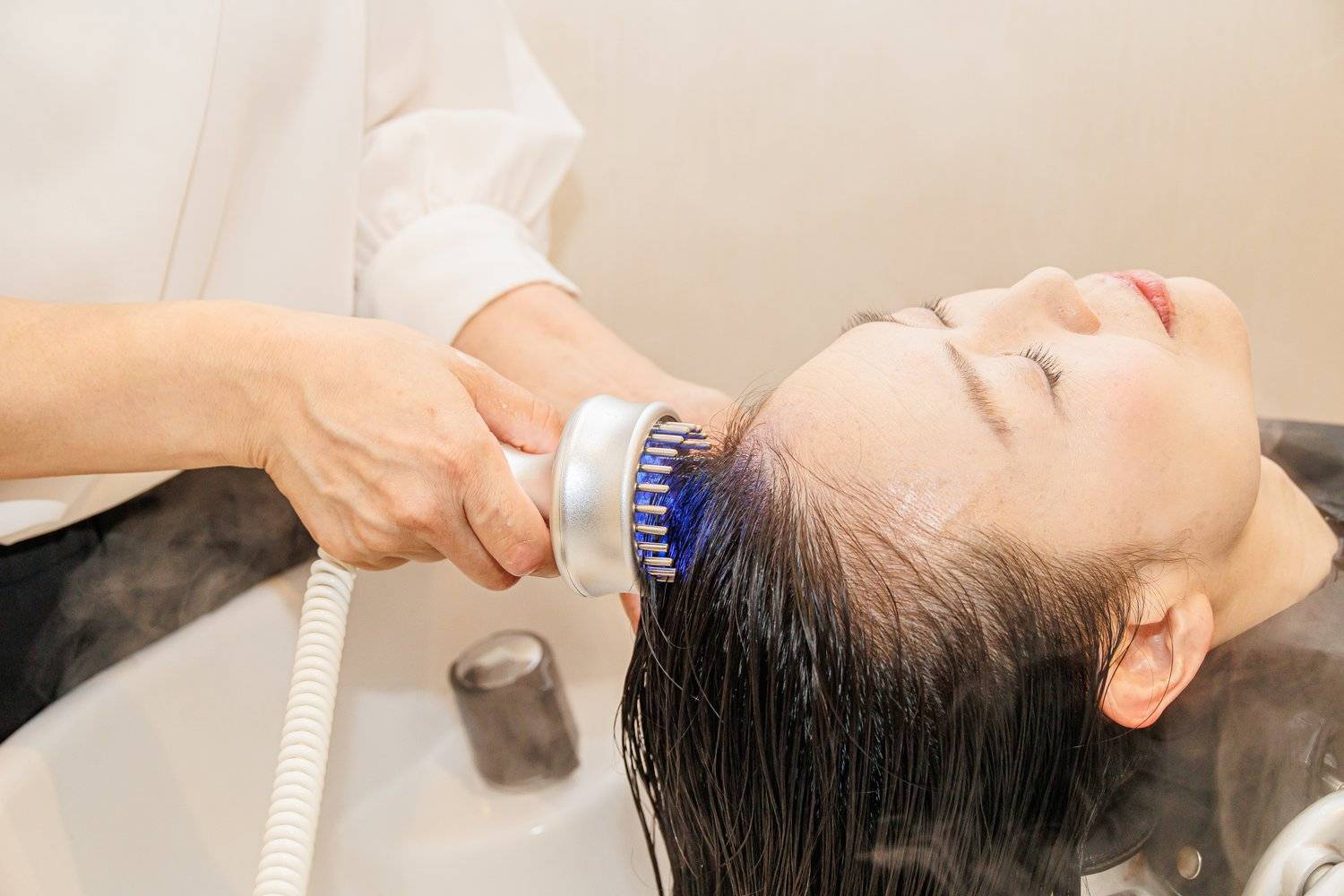 リラクゼーションヘッドスパ施術｜至福のひとときで癒しを提供